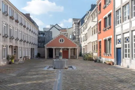 DUPLEX LOCATED IN THE HISTORIC HEART OF LIEGE Отели рядом со станцией Железнодорожная станция Лиге Гильминс