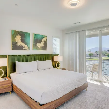 2 Mi to Fantasy Springs Casino: Lakefront Retreat!