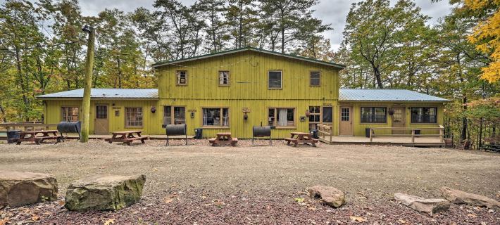 John Wayne Apartment - Deck, BBQ, Horses on-Site Hotels in Huntingdon County
