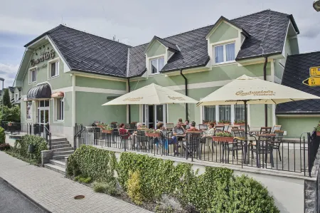 Komorni Hurka Отели рядом с достопримечательностью «Amerika»