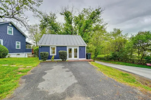 Hike, Sip and Explore Charming Waterford Cottage! Hotels in Waterford