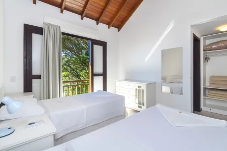 Dubai Bungalows Bombinhas Отели рядом с достопримечательностью «Lagoa Beach»