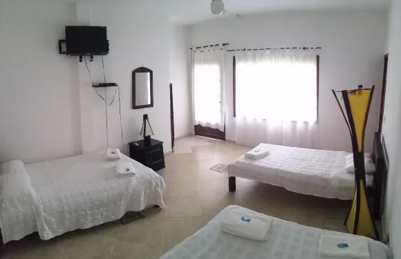 安達奎斯村舍酒店