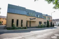 Am Schlosspark Hotels near Dom St. Peter