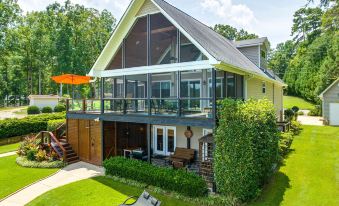Luxe Lake Sinclair Living Private Dock and Beach!