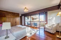 9 Rooms. 600 sqm house. 3000 sqm garden. 500 sqm Parking. Hotels in 