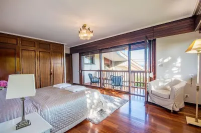 9 Rooms. 600 sqm house. 3000 sqm garden. 500 sqm Parking. Hotels in 