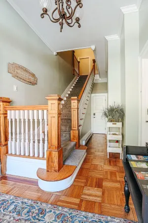 The Bons Amis Suite Отели рядом с достопримечательностью «Университет Мэри Болдуин»