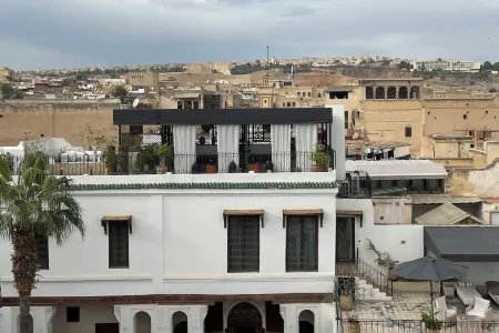 Riad Mayfez Suites & Spa Отели рядом с достопримечательностью «Аль-Карауин»