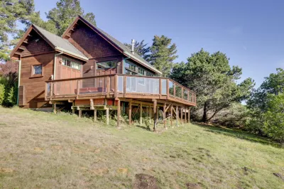 Romantic Ridgetop Escape w/ Hot Tub Near Mendocino Hotels near Caspar Beach