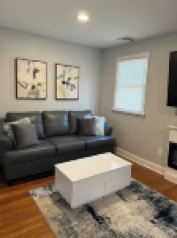 3-bedroom duplex apartment in lovely Stroudsburg by Main Street. 斯特勞茲堡酒店