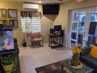 Midtown Guest House فنادق في Water Island