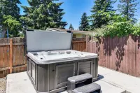 7 Mi to Vancouver Waterfront: Sleek Home w/ Yard! - 4-Star