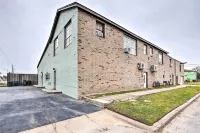 Walkable Galveston Apartment w/ Hot Tub Access