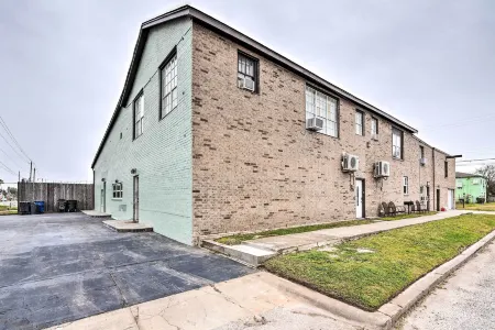 Walkable Galveston Apartment w/ Hot Tub Access Отели рядом с достопримечательностью «Галвестон Айленд Конвеншен Сентер эт Сан Луис Резорт»