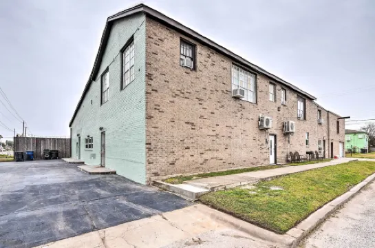 Walkable Galveston Apartment w/ Hot Tub Access