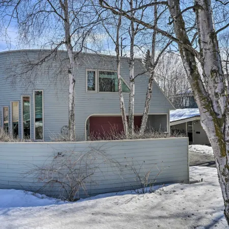 Cozy Anchorage Retreat - Near Hiking and Dtwn!