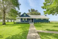 Fire Pit, Pickleball, Pool! Schulenburg Farmhouse - Pet friendly