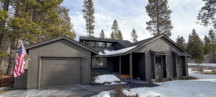 Modern Sunriver Home w/ Hot Tub: Ski, Hike & Bike! Hotels in Sunriver