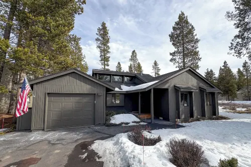 Modern Sunriver Home w/ Hot Tub: Ski, Hike & Bike! - Pools