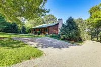 'Just a Cast Away' Cassville Cabin w/ Covered Deck - Homestays