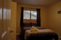 Cozy 4-bedroom house in wonderful San Antonio with WiFi, AC, and pet friendly. Hotels in Leon Valley