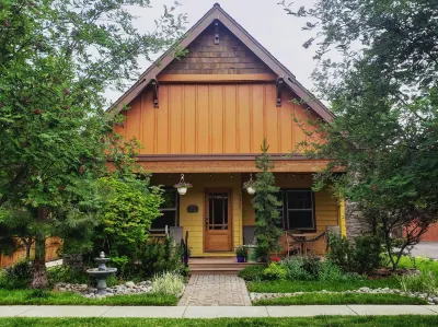 Wild Meadow 30 Day Minimum 4 Bedroom Home by RedAwning Hotels in 