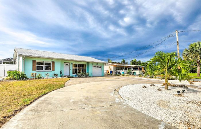 'Ocean Breeze Oasis' w/ Boat Dock & Slip on Canal!