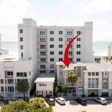 Coastal Sea Side Townhome - Walk to Beach!