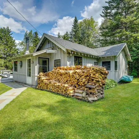 Charming Wilmington Cabin, 8 Mi to Mt Snow!