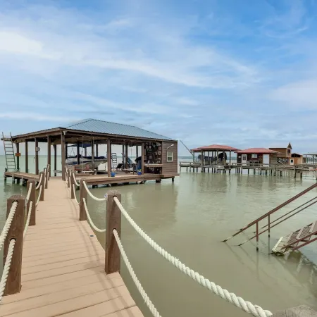 Lakehouse Hot Tub, Waterslide, Game Room and Kayaks