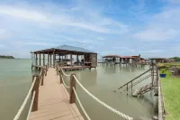 Lakehouse Hot Tub, Waterslide, Game Room and Kayaks - parking