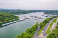 Burnside Vacation Rental, Walk to Lake Cumberland! - Parkplatz