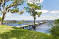 Renovated Crescent Lake Escape w/ Waterfront Deck! - Parkplatz