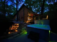 Cedar Hill Cabin 2 Bed 2 Bath Cabin in the Ozarks • Hot Tub •