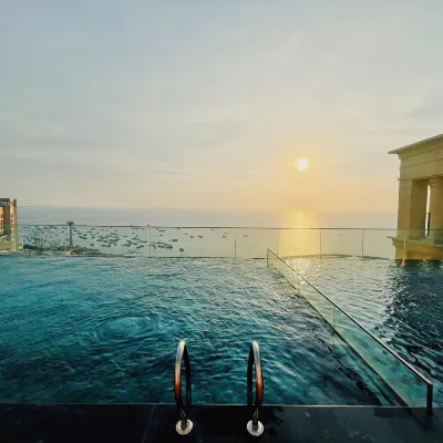 We Young Apartments by HOFs - Fireworks & Ocean view Hotels near Sorrento Night Street