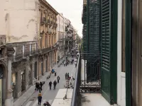 瓦倫蒂諾男爵亞倫宮殿 普雷托利亚广场附近的飯店