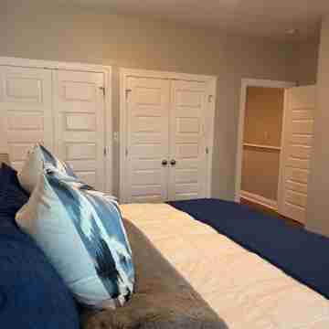 “The Blue Lagoon” a 3-bedroom townhome in charming Lake Charles with AC, WiFi Rooms