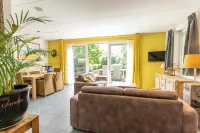 Pretty Holiday Home with Garden Hotels in De Koog