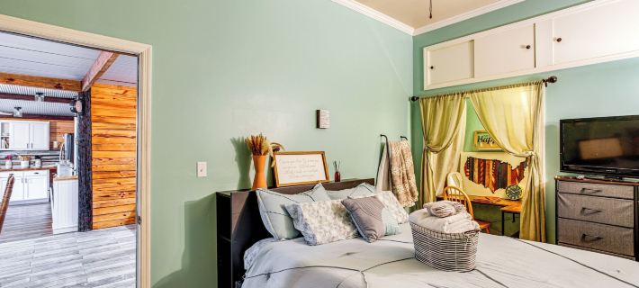 Glamping Cabin on Private Pond w/ Deck Ξενοδοχεία στην πόλη Orangeburg County