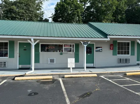 Holiday Motel by Belvilla Cleveland, TN