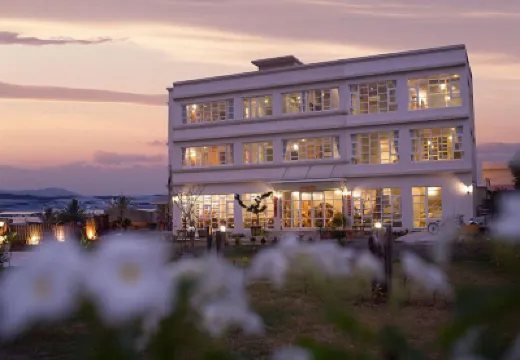 Water Reflections at Ease Guest House Hotels in Donggang Town