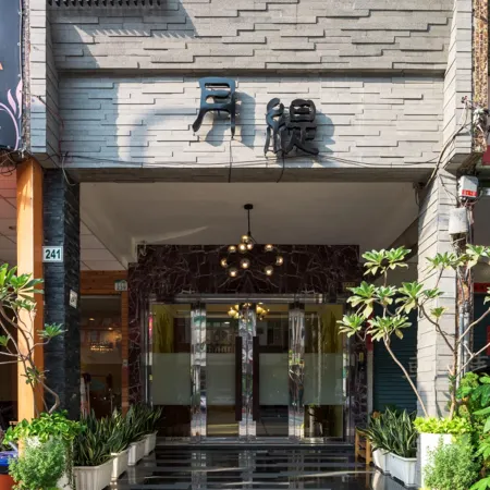 Luna House Отели рядом с достопримечательностью «К-АРЕНА»