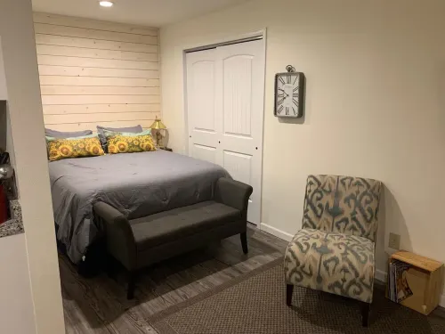 Cozy Carriage House - studio in serene Arvada with WiFi, AC