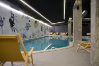 Persey Flora Apartments - Pool