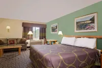 Super 8 by Wyndham Cloquet