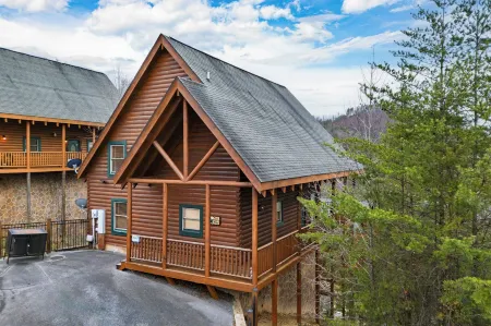 Annes Place by AvantStay Cozy Cabin with Hot Tub Games Near Dollywood Attractions