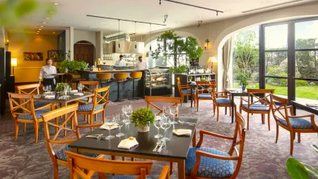 Kitabiwako Hotel Grazie Отели рядом с достопримечательностью «Nagahama Institute of Bio-Science and Technology»