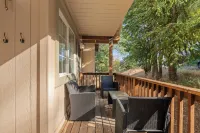 Alpine Retreat w/ Private Deck, Views, Outdoor Dining Alpen Drive by Avantstay