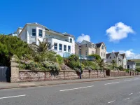 Ocean Lookout Hotels near Barricane Beach